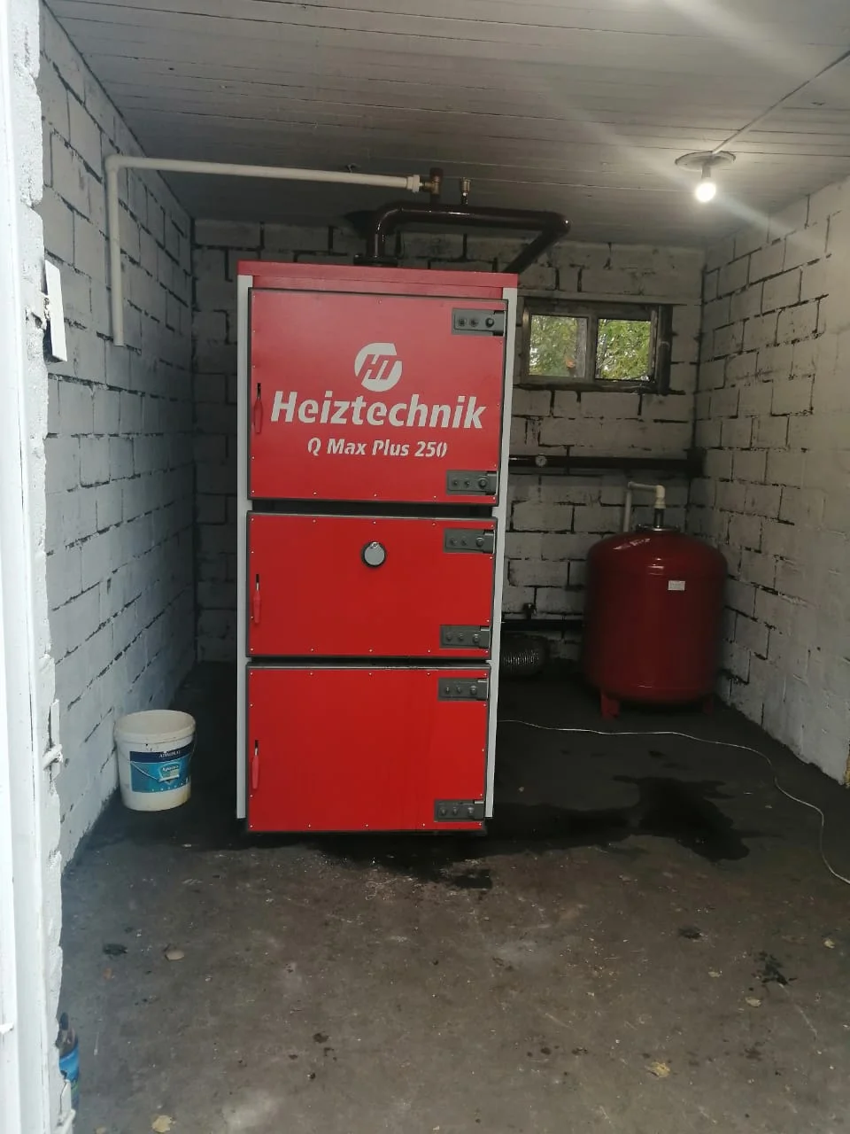 Котел Q Max Plus 200 кВт Heiztechnik (контроллер HT-Logic 250 / комплект чугунных колосников / вентилятор / инструмент для чистки), QMP200N000-R