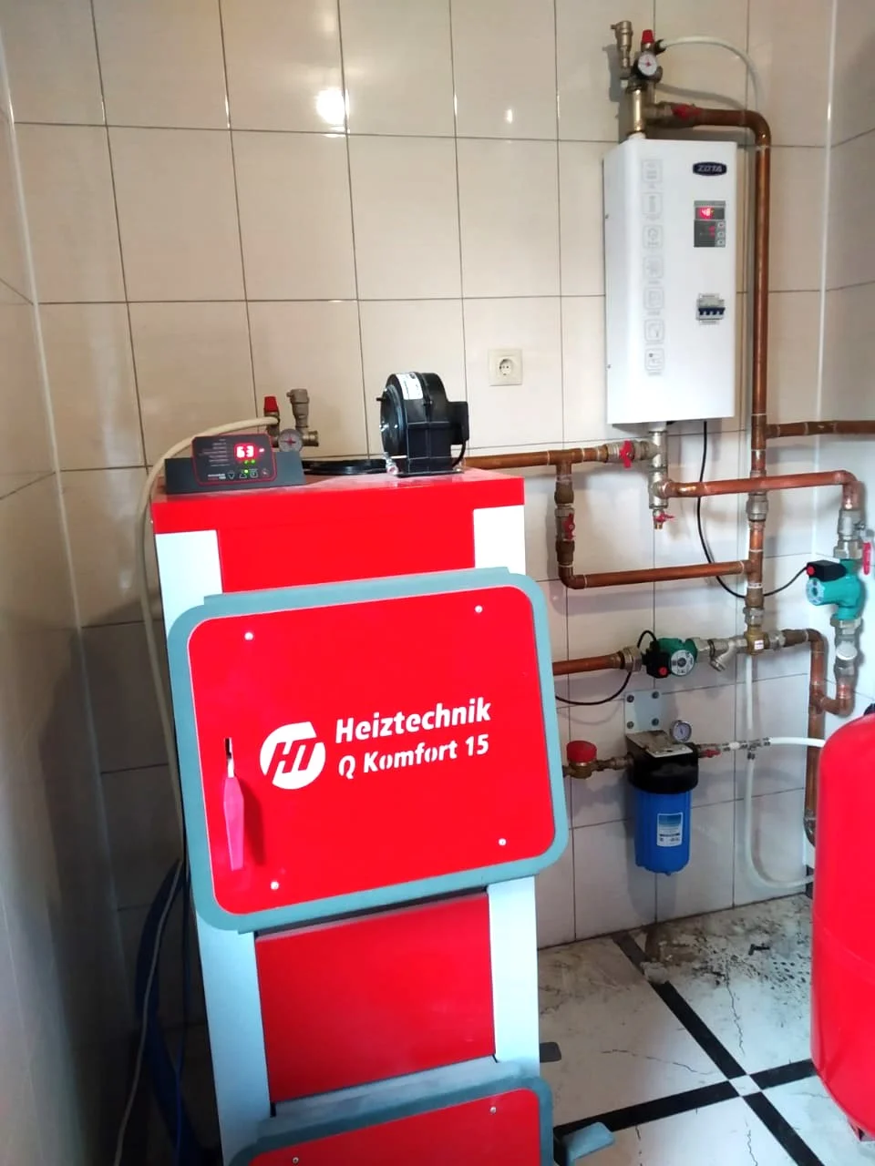 Фото - Котел Q Komfort 15 кВт Heiztechnik (водонаполненные колосники / ножная педаль для чистки колосников /возможность установки терморегулятора / инструмент для чистки), QPK0015B0W0-R