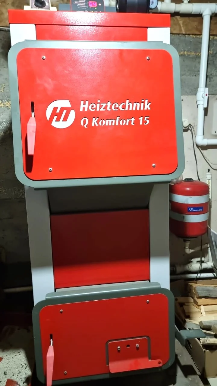 Фото - Котел Q Komfort 15 кВт Heiztechnik (водонаполненные колосники / ножная педаль для чистки колосников /возможность установки терморегулятора / инструмент для чистки), QPK0015B0W0-R