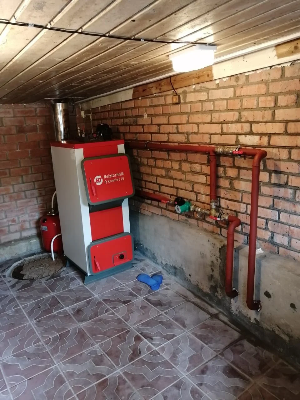Фото - Котел Q Komfort 25 кВт Heiztechnik ( водонаполненные колосники / ножная педаль для чистки колосников / возможность установки терморегулятора / инструмент для чистки), QPK0025PN000-R
