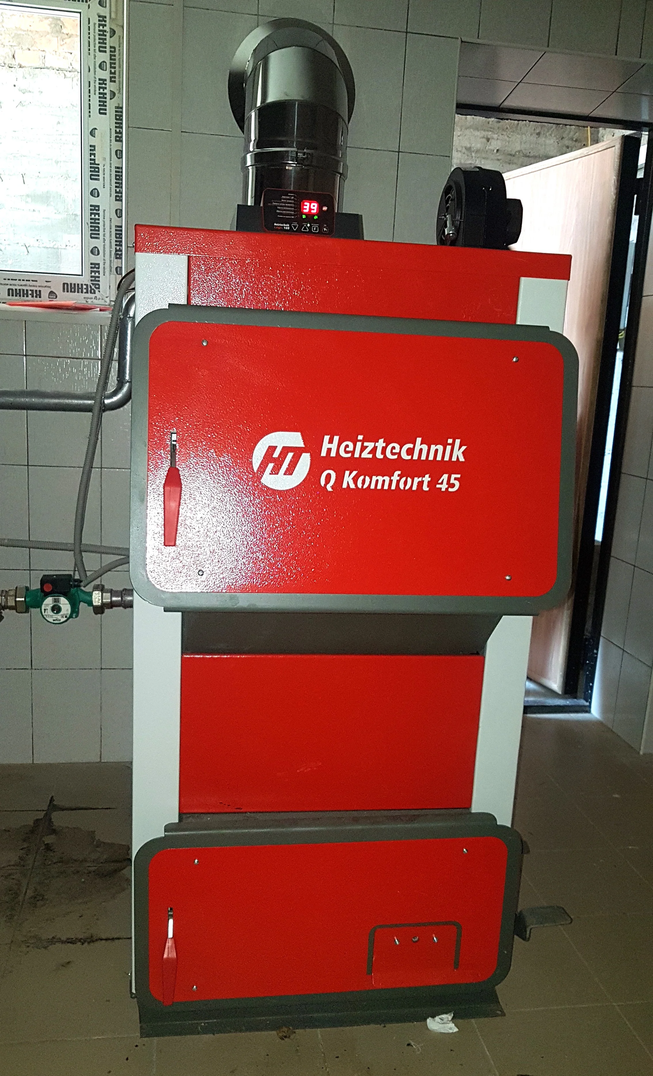 Фото - Котел Q Komfort 45 кВт Heiztechnik (водонаполненные колосники / ножная педаль для чистки колосников / возможность установки терморегулятора / инструмент для чистки )