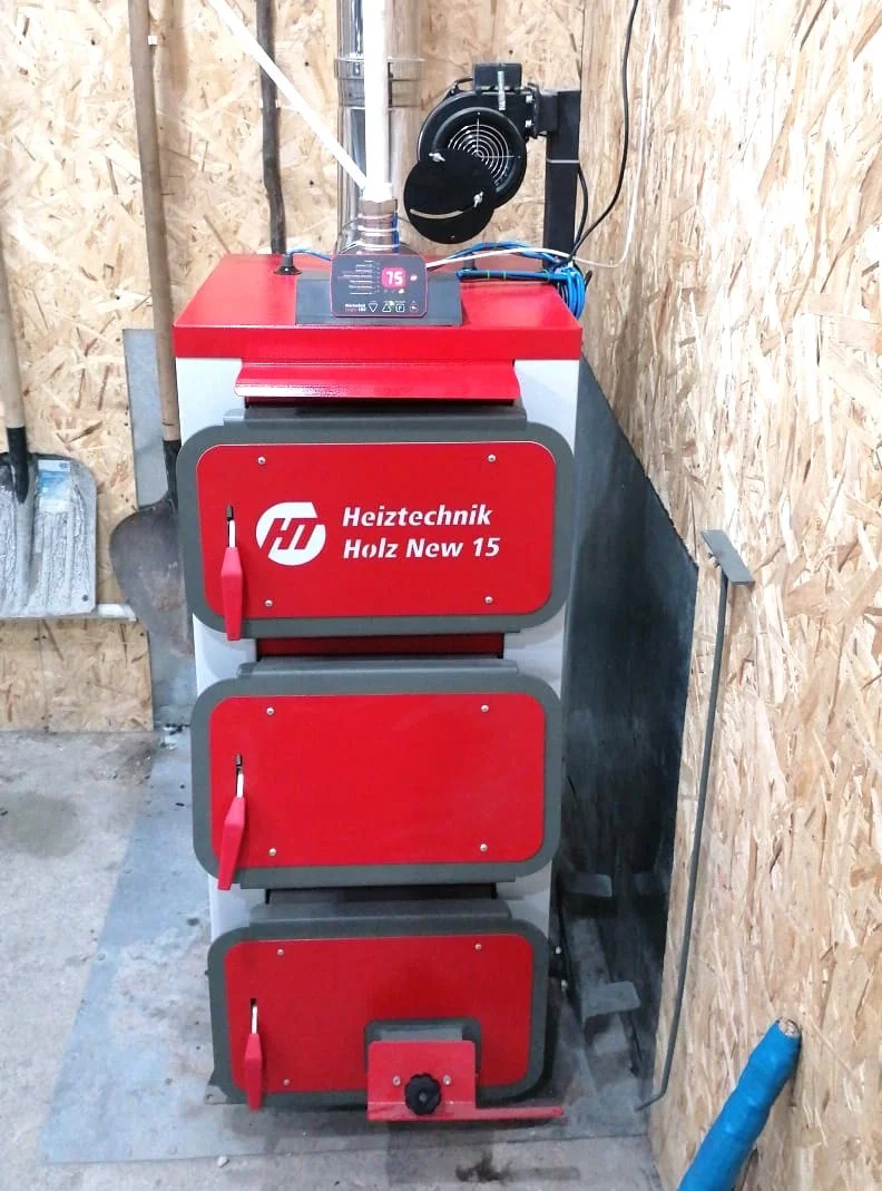 Фото - Котел Heiztechnik Holz New  15 кВт (водонаполненные колосники / педаль для прочистки колосников  инструмент для чистки), HZNP015NN0W0-R