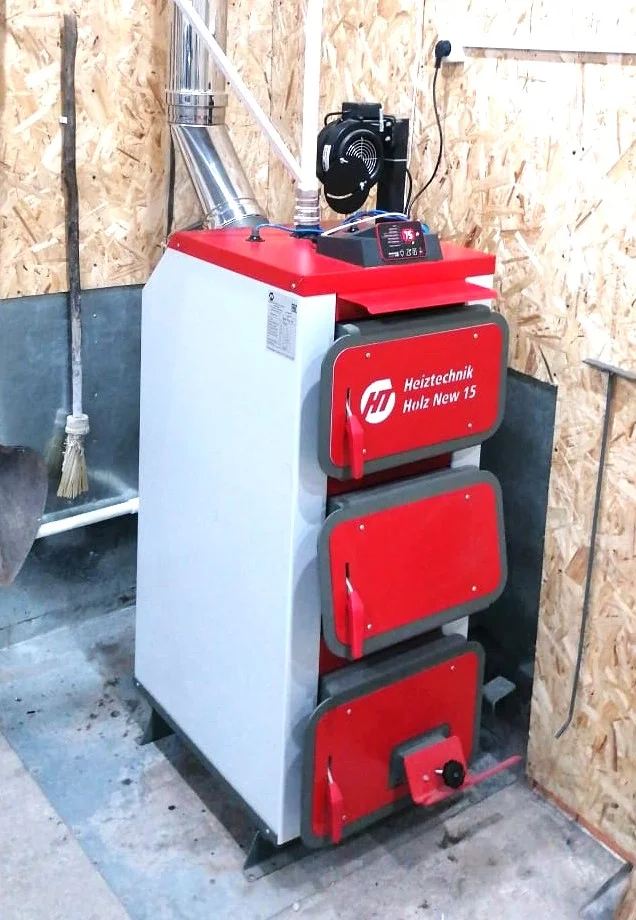 Фото - Котел Heiztechnik Holz New  15 кВт (водонаполненные колосники / педаль для прочистки колосников  инструмент для чистки), HZNP015NN0W0-R
