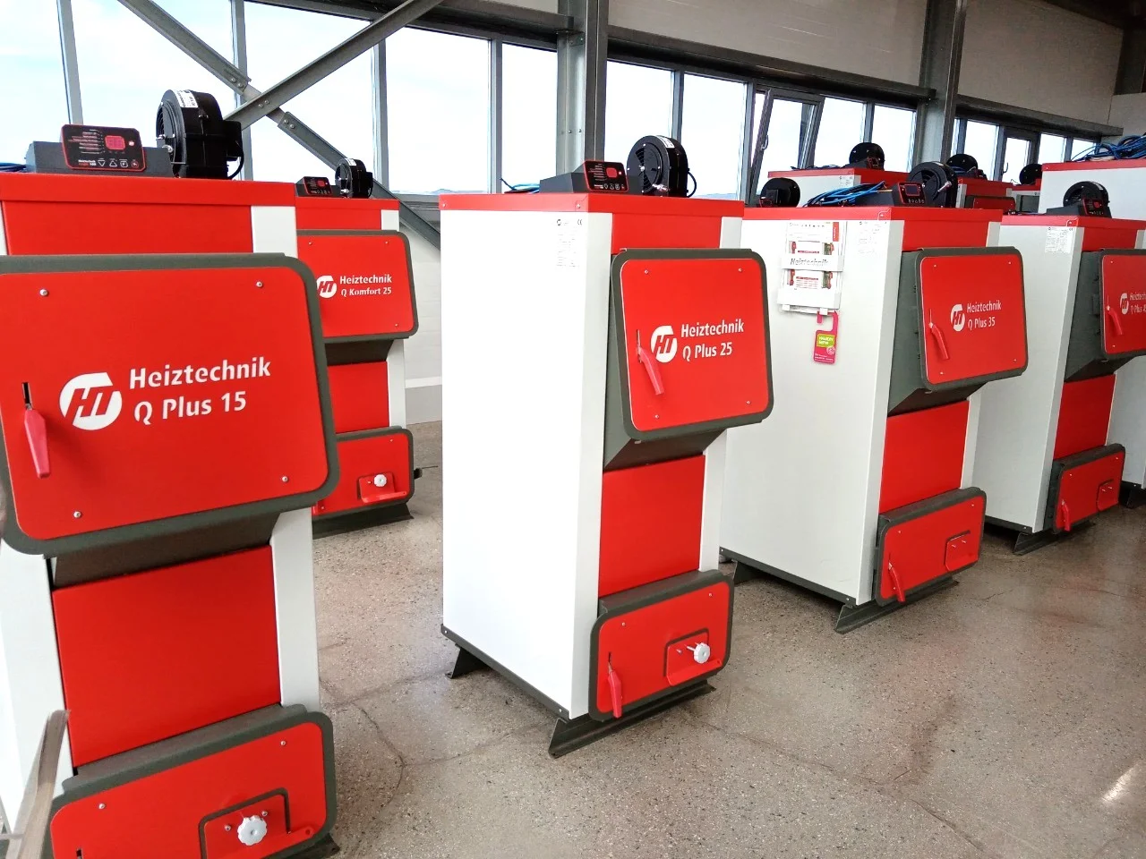 Фото - Котел Q Alfa 25 кВт Heiztechnik (комплект чугунных колосников / возможность установки регулятора тяги / инструмент для чистки)