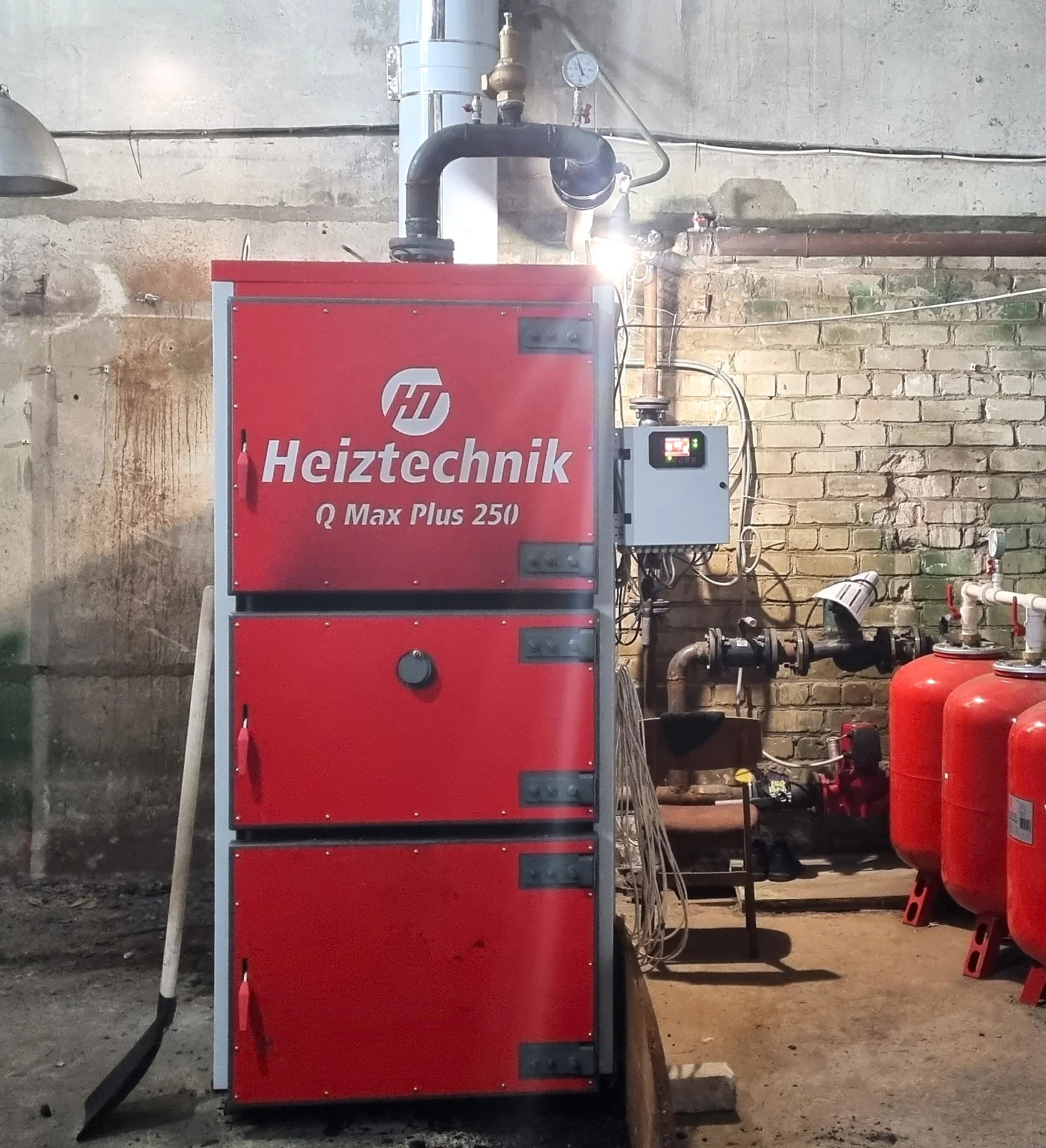 Фото - Котел Heiztechnik Q Max Plus 150 кВт (контроллер Heiztechnik Logic 250 / комплект чугунных колосников / вентилятор / инструмент для чистки), QMP150T000-R