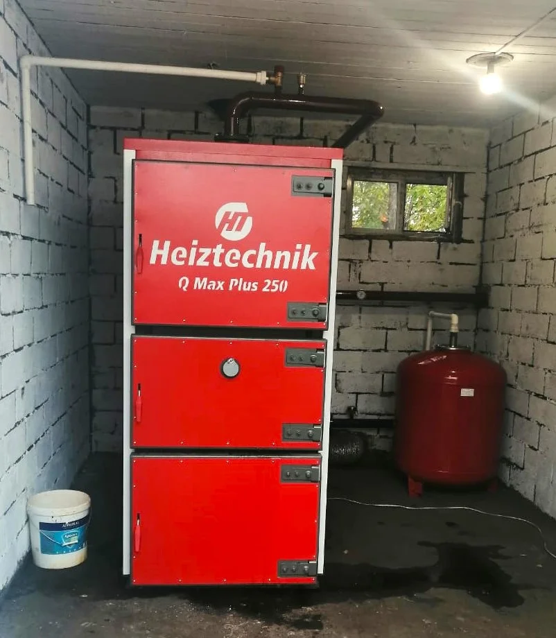 Фото - Котел Heiztechnik Q Max Plus 120 кВт (контроллер Heiztechnik Logic 250 / комплект чугунных колосников / вентилятор / инструмент для чистки), QMP150T000-R
