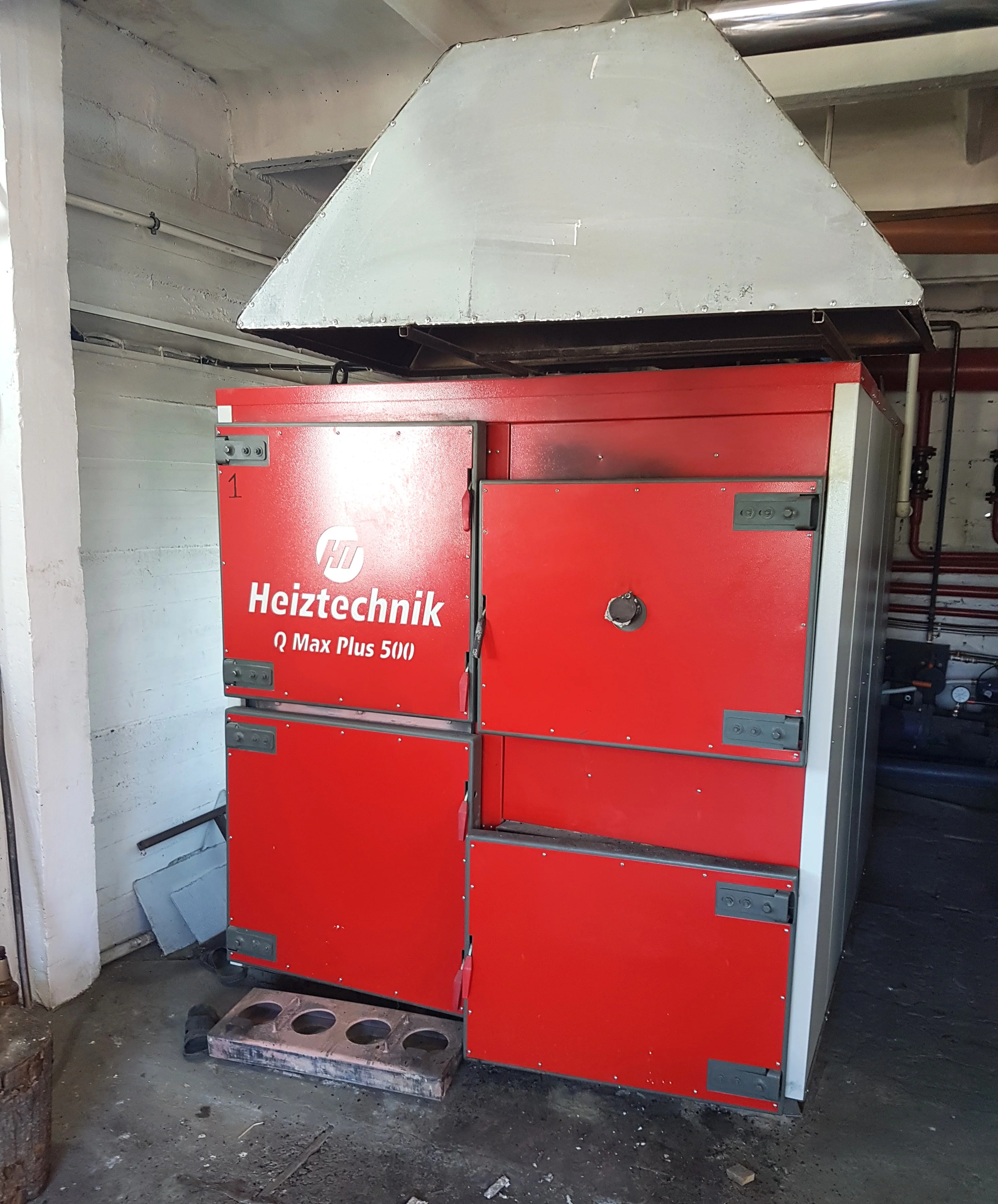 Фото - Котел Heiztechnik Q Max Plus 500 кВт (контроллер Heiztechnik Logic 250 / комплект чугунных колосников / вентилятор / инструмент для чистки)