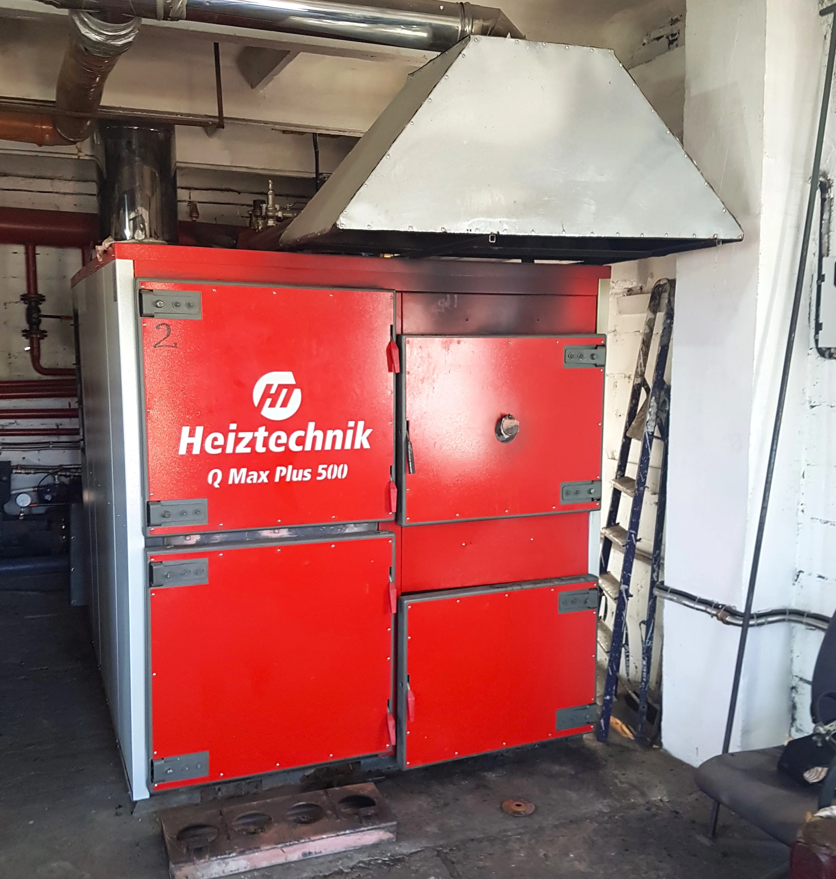 Фото - Котел Heiztechnik Q Max Plus 500 кВт (контроллер Heiztechnik Logic 250 / комплект чугунных колосников / вентилятор / инструмент для чистки)