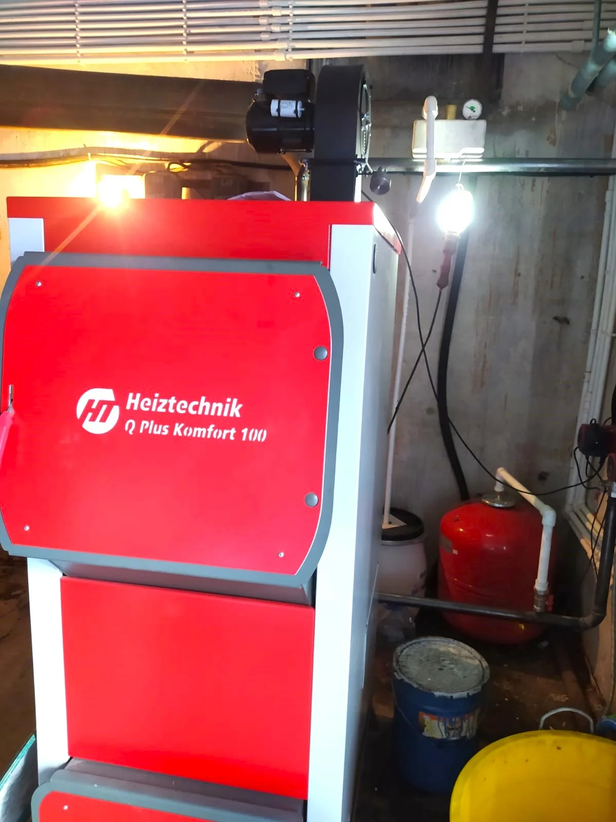 Фото - Котел Heiztechnik Q Plus Komfort 100 кВт (контроллер Heiztechnik Logic 105 / вентилятор RV-21+патрубок / водонаполненные колосники / возможность установки регулятора тяги / инструмент для чистки), QPK00100Т000-R