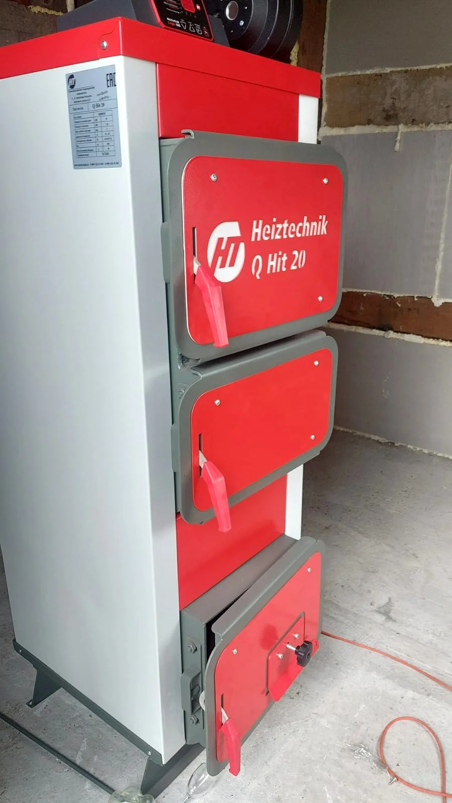 Фото - Котел Heiztechnik Q Hit Plus 20 кВт (контроллер Heiztechnik Logic 105 / вентилятор WPA06 / комплект чугунных колосников / инструмент для чистки), QHP020B000R