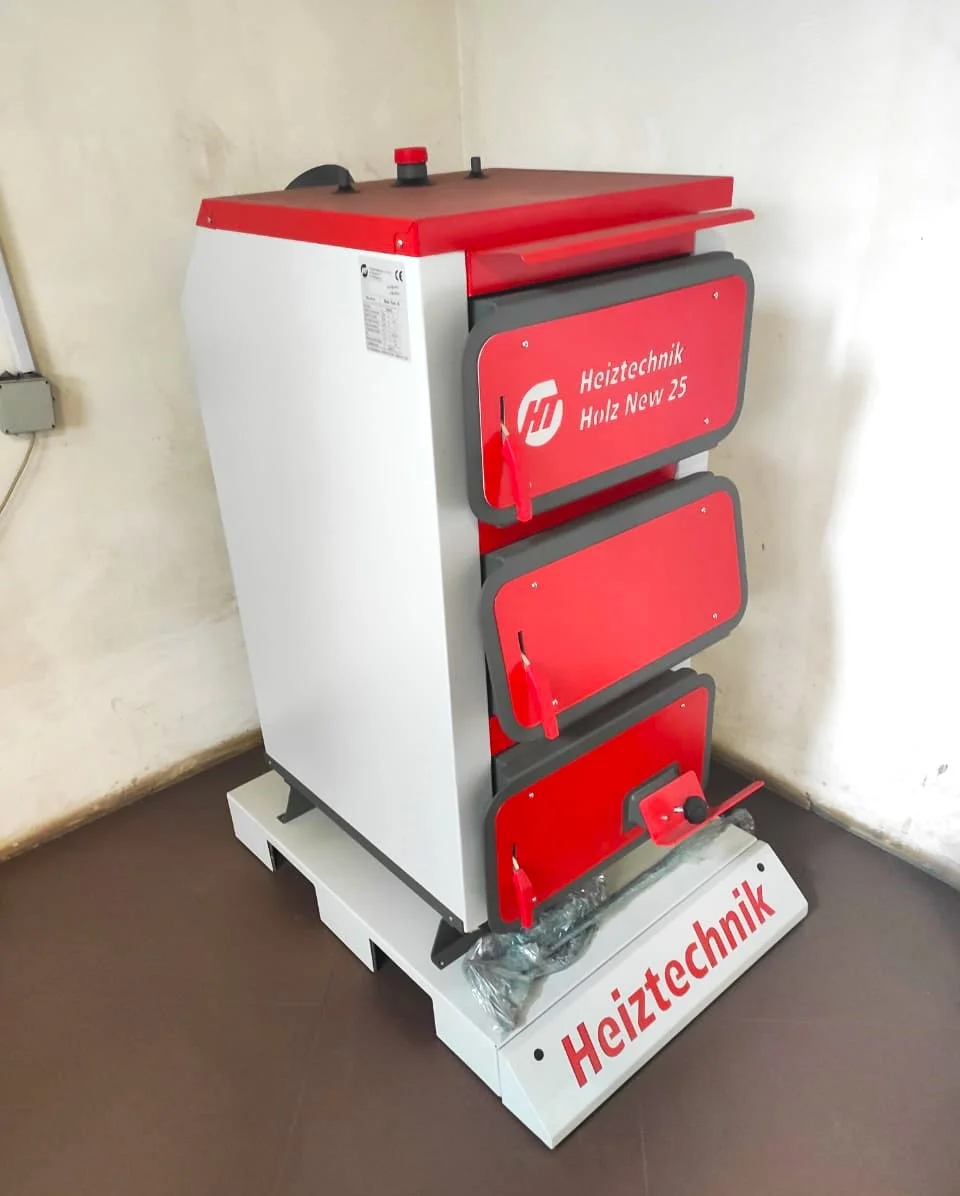 Фото - Котел Heiztechnik Holz New Plus 25 кВт (контроллер Heiztechnik Logic 105 / вентилятор WPA06+патрубок / водонаполненные колосники / педаль очистки межколосникового простаранства/ инструмент для чистки котла)
