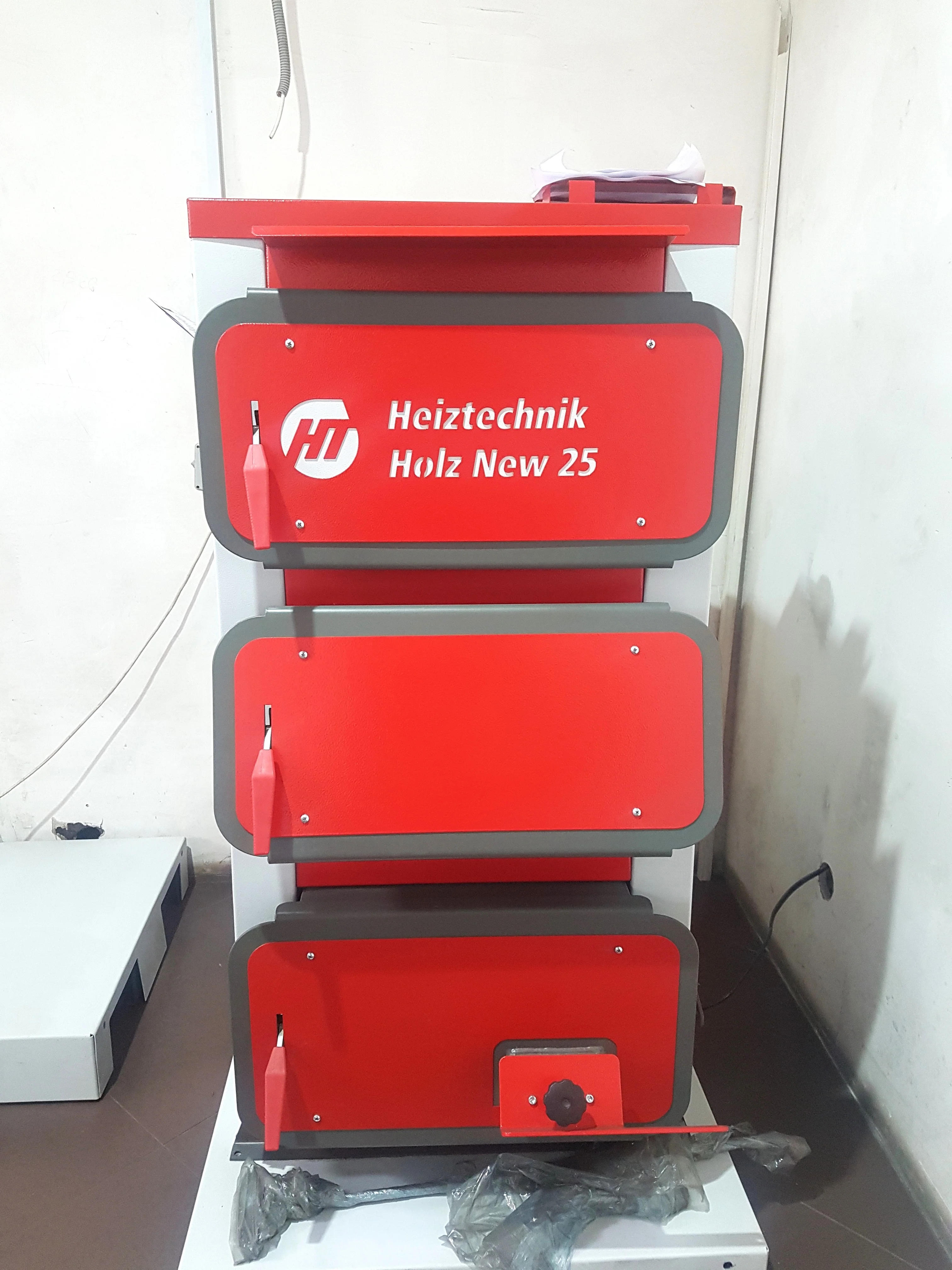 Фото - Котел Heiztechnik Holz New Plus 25 кВт (контроллер Heiztechnik Logic 105 / вентилятор WPA06+патрубок / водонаполненные колосники / педаль очистки межколосникового простаранства/ инструмент для чистки котла)