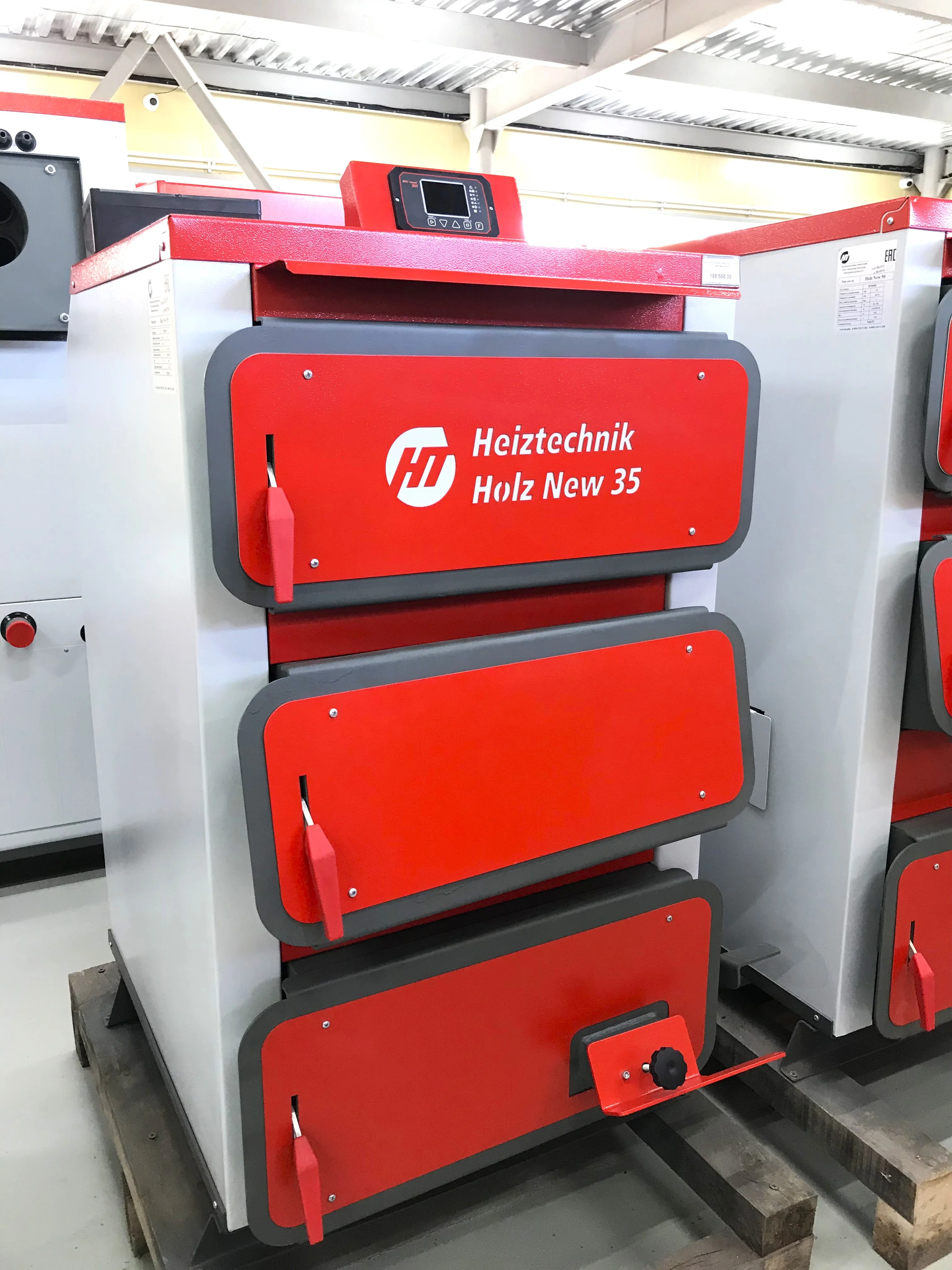 Фото - Котел Heiztechnik Holz New Plus 35 кВт (контроллер Heiztechnik Logic 105 / вентилятор WPA06+патрубок / водонаполненные колосники / педаль для прочистки колосников / инструмент для чистки)
