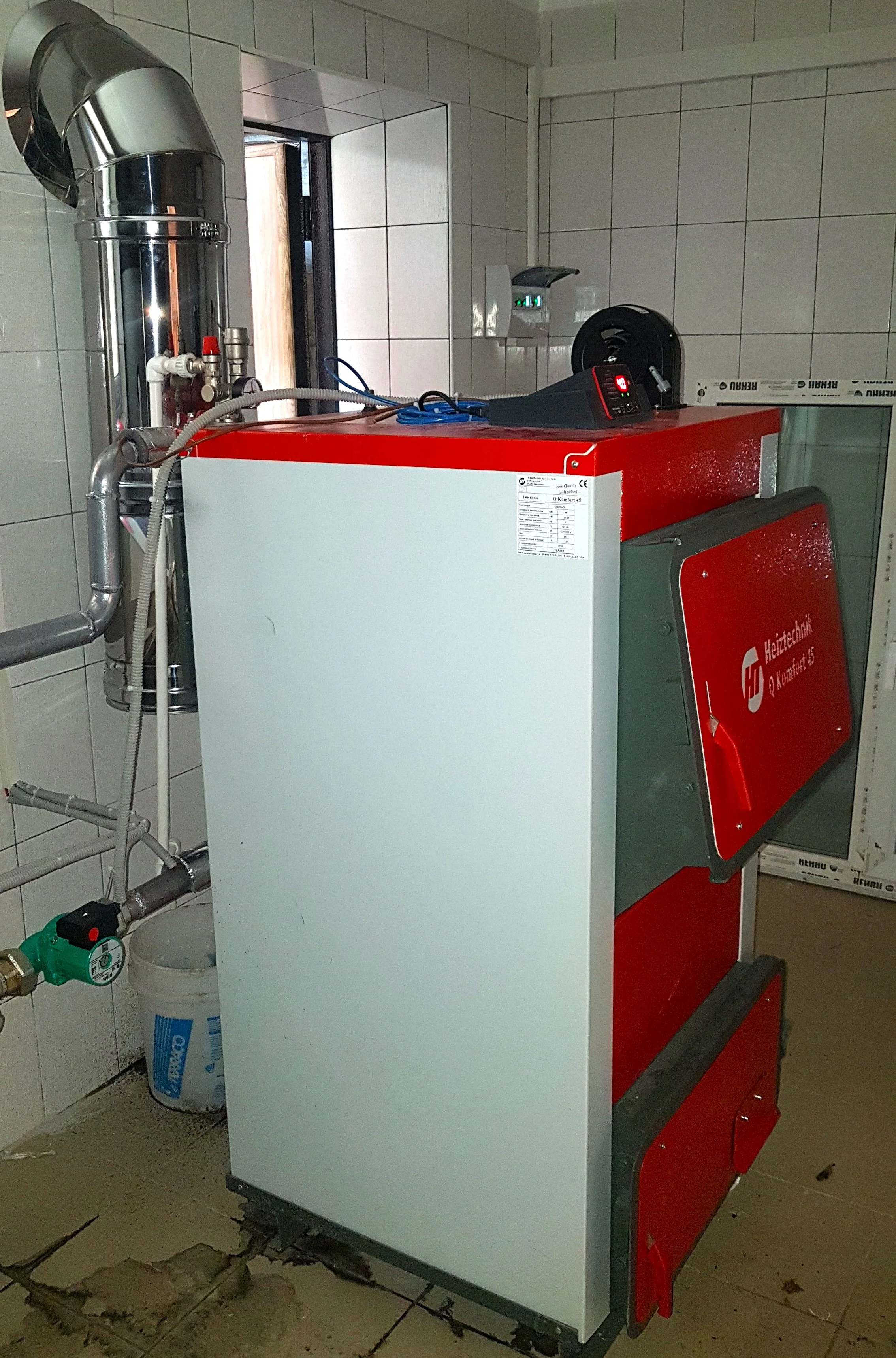 Фото - Котел Q Plus Komfort 45 кВт Heiztechnik (контроллер Heiztechnik Logic 105 / вентилятор WPA145 / водонаполненные колосники / ножная педаль для чистки колосников / возможность установки терморегулятора / инструмент для чистки)