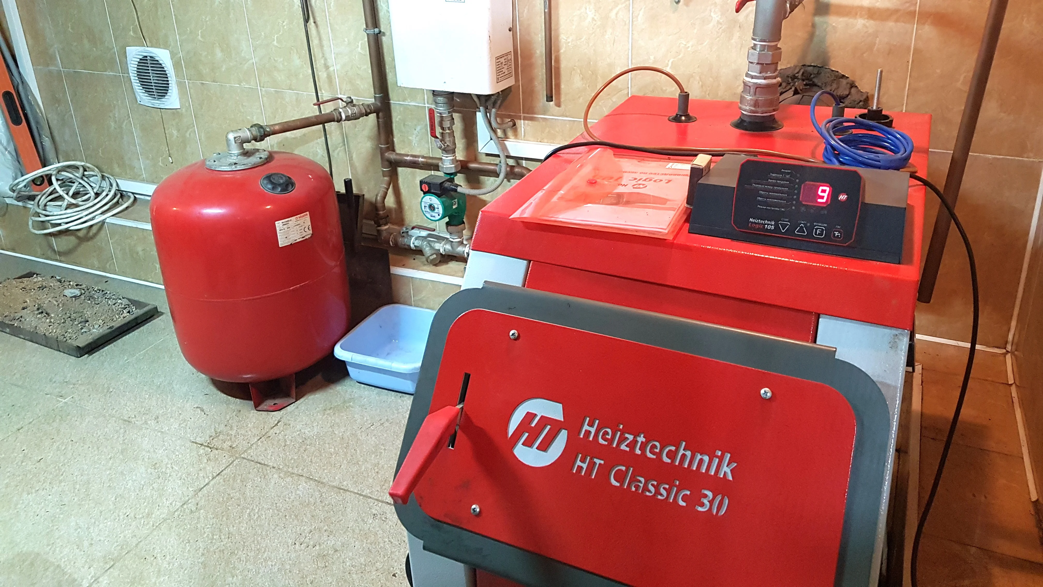 Котел Heiztechnik HT Classic Plus 30 кВт (контроллер Heiztechnik Logic 105 / комплект чугунных колосников / вентилятор  WPA06+переходной патрубок / инструмент для чистки)