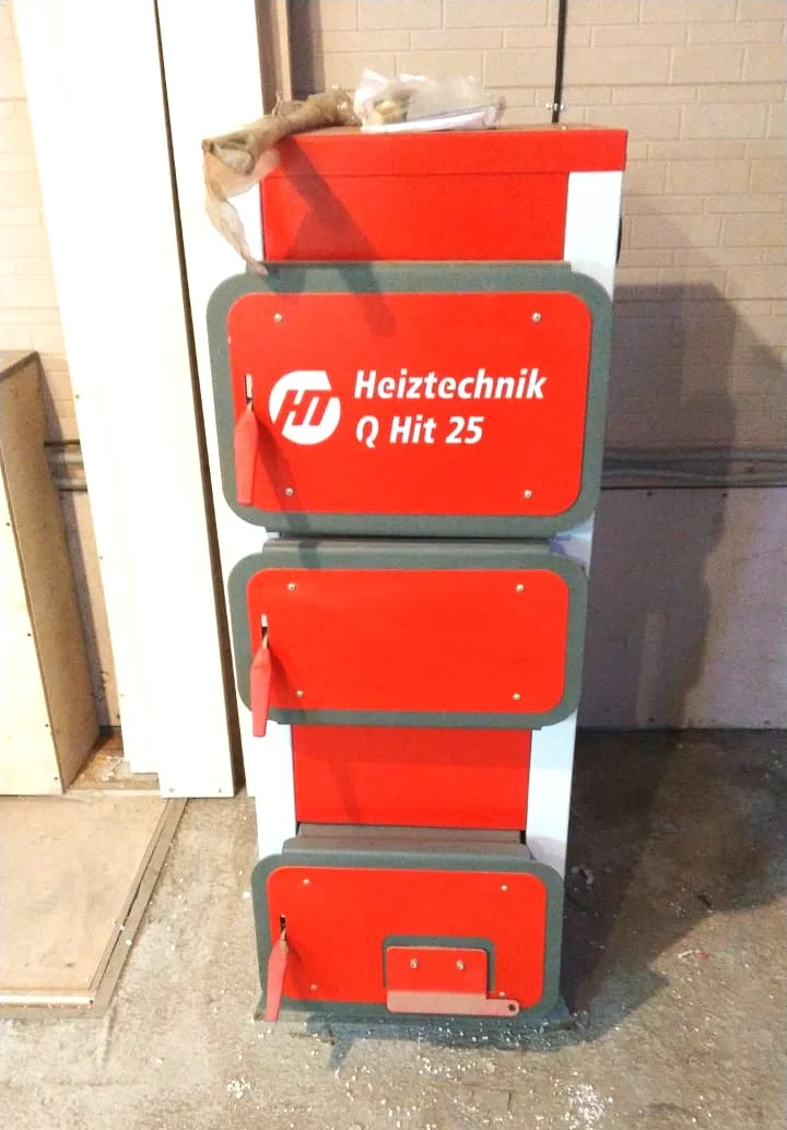 Фото - Котел Heiztechnik Q Hit Plus 25 кВт (контроллер Heiztechnik Logic 105 / вентилятор WPA06 / комплект чугунных колосников / инструмент для чистки)