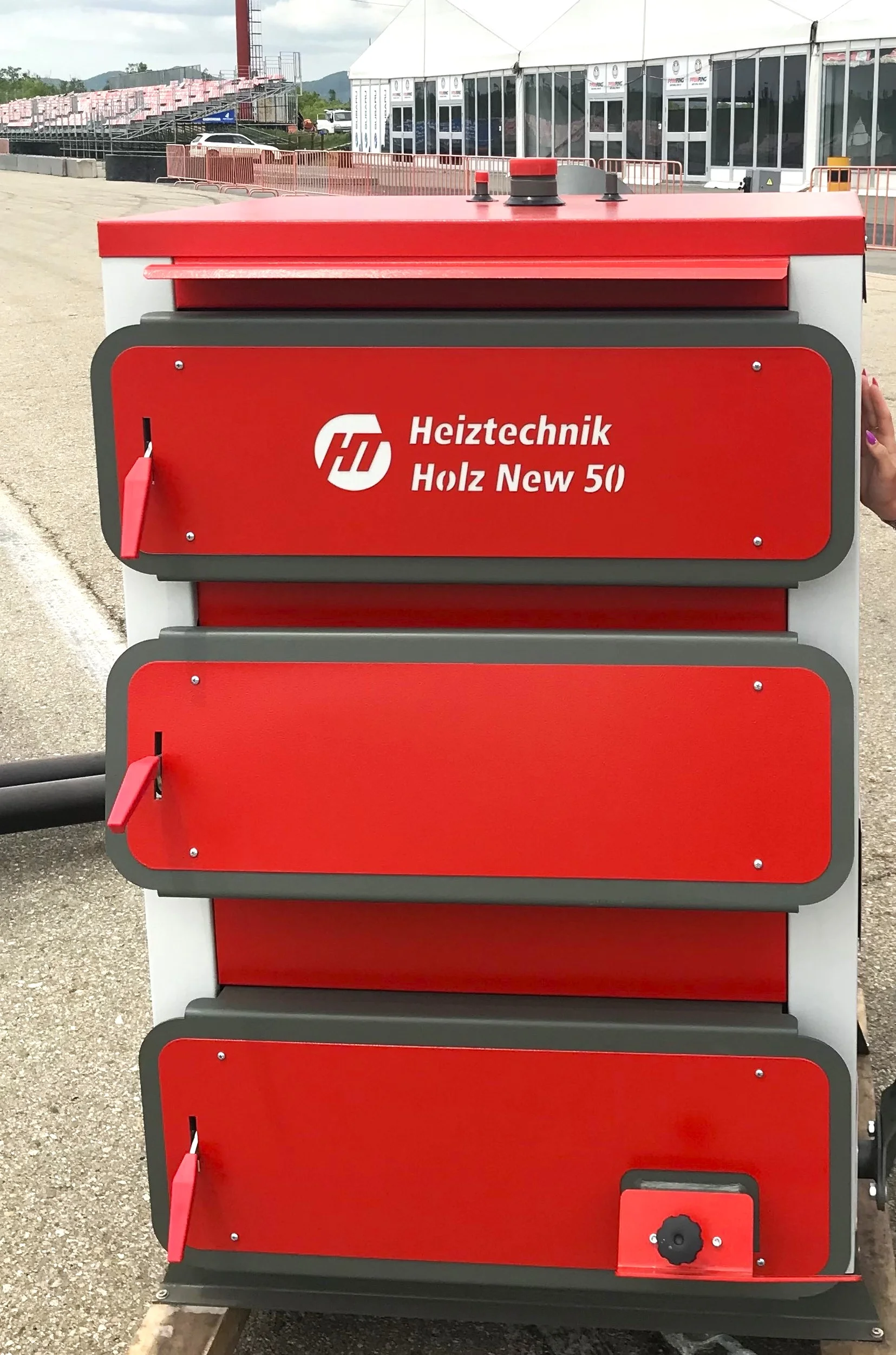 Котел Heiztechnik Holz New Plus 65 кВт (контроллер Heiztechnik Logic 105 / вентилятор WPA145PK+патрубок / водонаполненные колосники / ножная педаль для чистки колосников / возможность установки терморегулятора / инструмент для чистки котла)