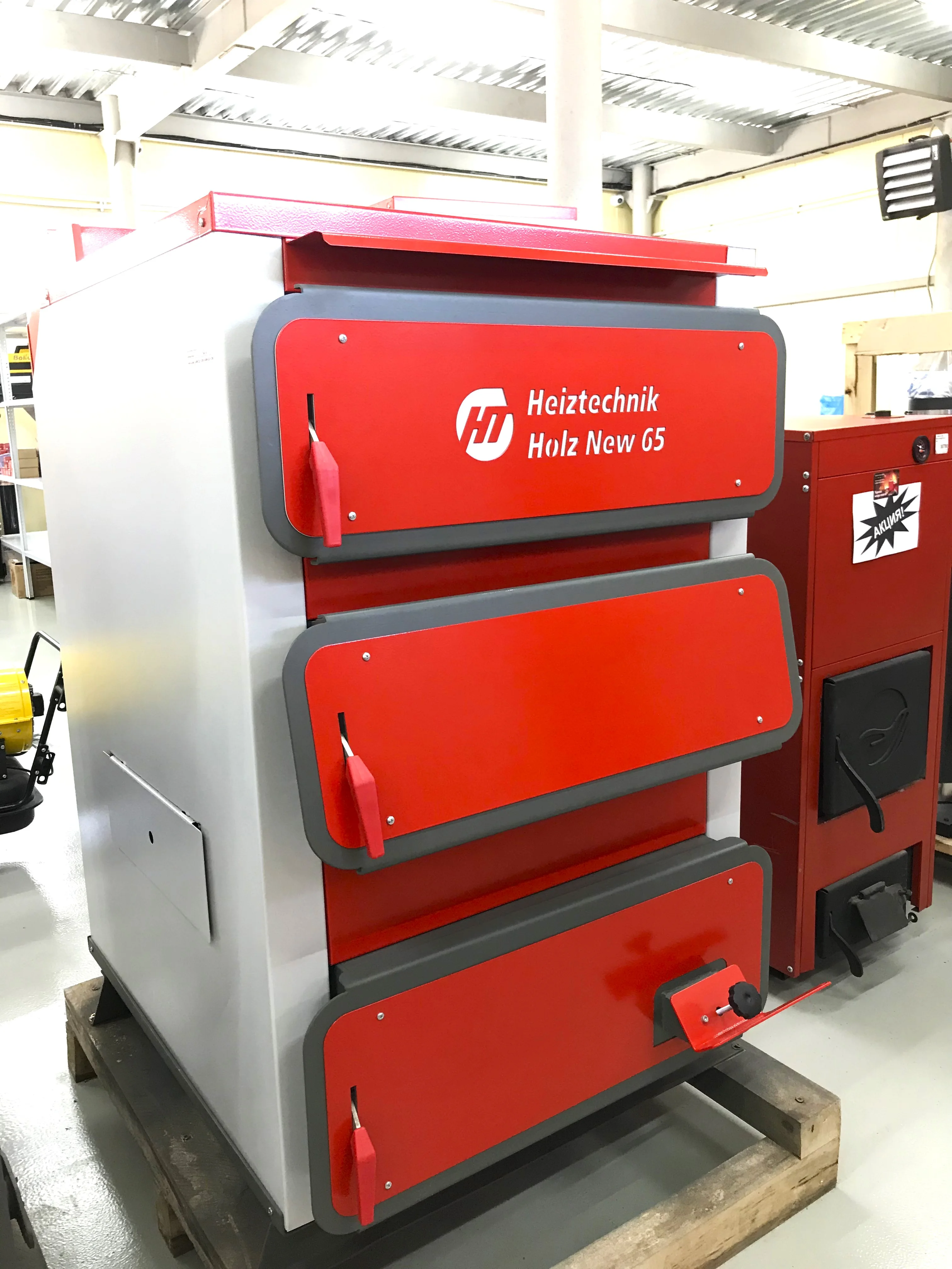 Фото - Котел Heiztechnik Holz New Plus 65 кВт (контроллер Heiztechnik Logic 105 / вентилятор WPA145PK+патрубок / водонаполненные колосники / ножная педаль для чистки колосников / возможность установки терморегулятора / инструмент для чистки котла)