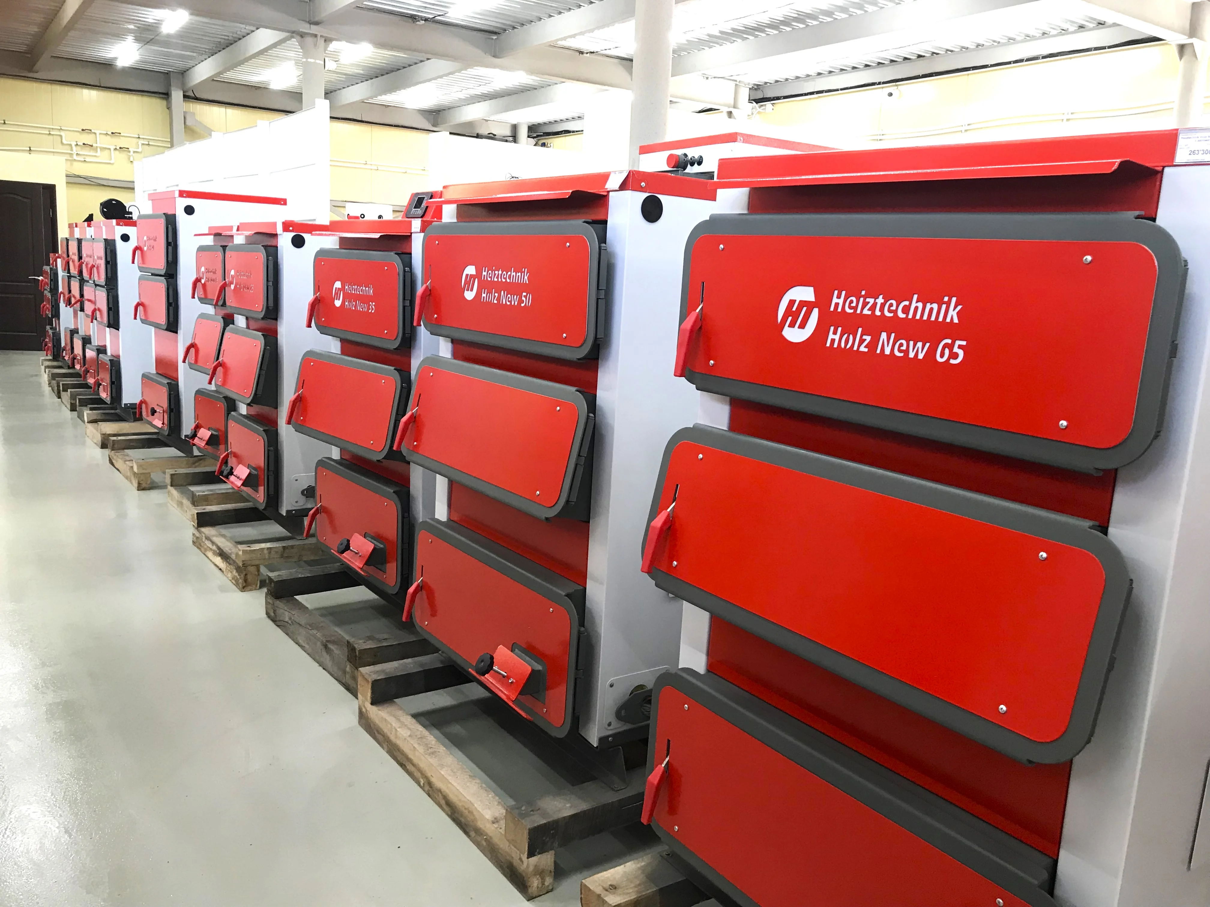 Фото - Котел Heiztechnik Holz New Plus 65 кВт (контроллер Heiztechnik Logic 105 / вентилятор WPA145PK+патрубок / водонаполненные колосники / ножная педаль для чистки колосников / возможность установки терморегулятора / инструмент для чистки котла)